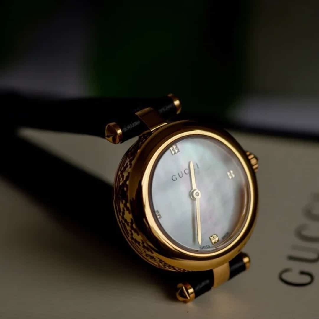 GUCCI DIAMANTISSIMA STEEL WATCH WITH BLACK LEATHER STRAP 27MM YA141505