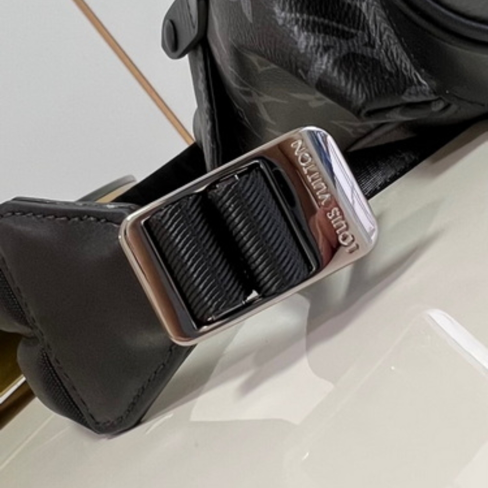 LV CHRISTOPHER MONOGRAM ECLIPSE REVERSE BLACK AND GREY 45CM M46331