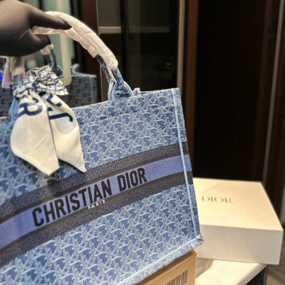 DOR MEDIUM BOOK TOTE DENIM OBLIQUE JACQUARD BLUE 35CM M1296ZEGC M49E