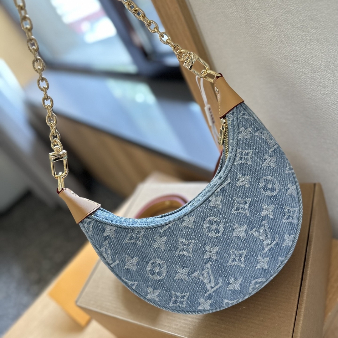 LV LV BY THE POOL LOOP MONOGRAM SKY BLUE DENIM 25CM M24846