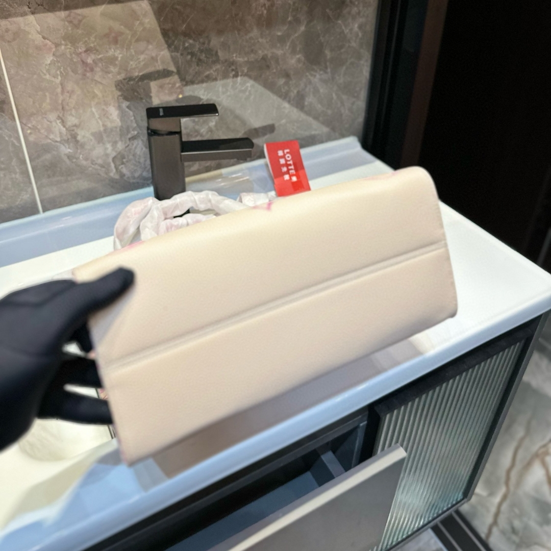 LV BY THE POOL ON THE GO PM TOTE BAG PINK 34CM M22976