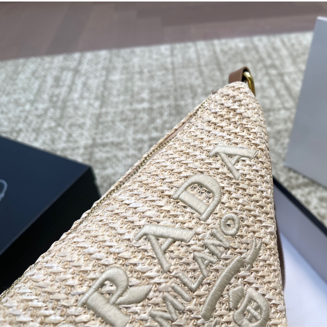 PR TRIANGLE CROCHET SHOULDER BAG NATURAL 25CM 1BH190 2A2T F0018 V DUO