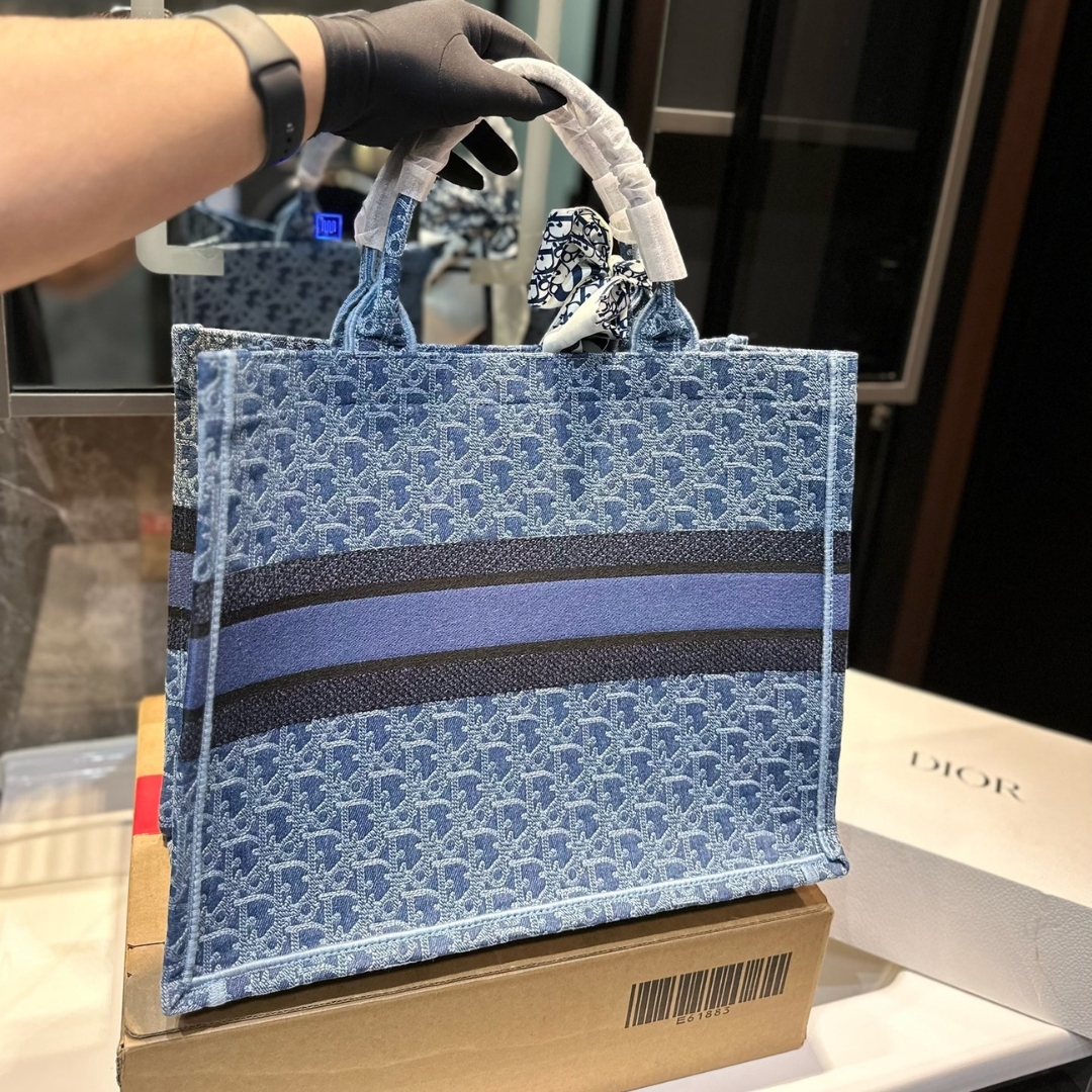 DOR MEDIUM BOOK TOTE DENIM OBLIQUE JACQUARD BLUE 35CM M1296ZEGC M49E