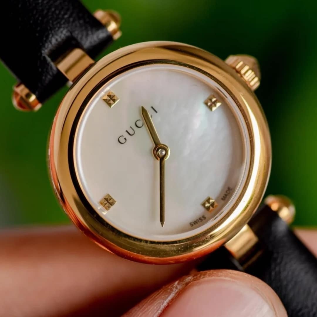 GUCCI DIAMANTISSIMA STEEL WATCH WITH BLACK LEATHER STRAP 27MM YA141505