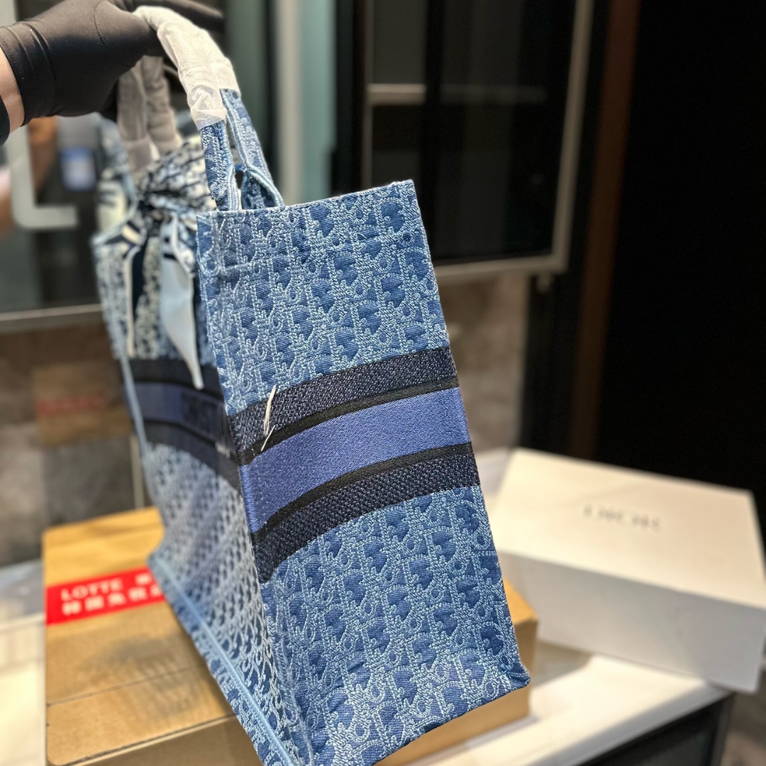 DOR MEDIUM BOOK TOTE DENIM OBLIQUE JACQUARD BLUE 35CM M1296ZEGC M49E