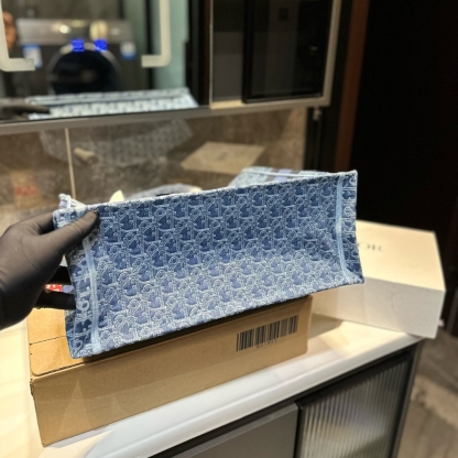 DOR MEDIUM BOOK TOTE DENIM OBLIQUE JACQUARD BLUE 35CM M1296ZEGC M49E