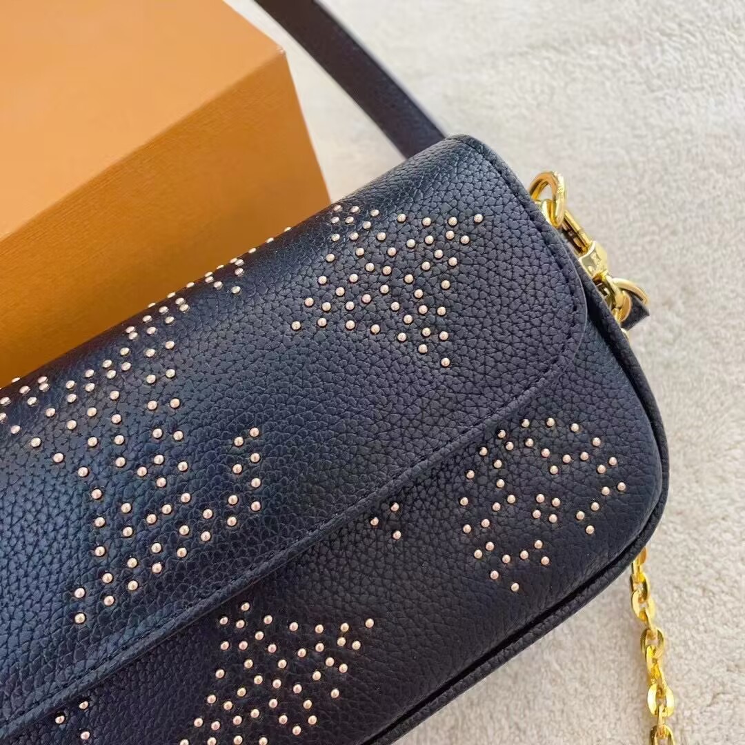 LV WALLET ON CHAIN IVY BLACK 22CM M82653