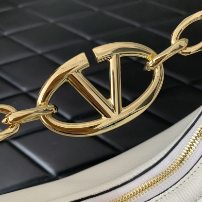 valen GARAVANI SMALL VLOGO MOON HOBO BAG IN GRAINY CALFSKIN WITH CHAIN WHITE 29CM 4W2B0N08JDK 098