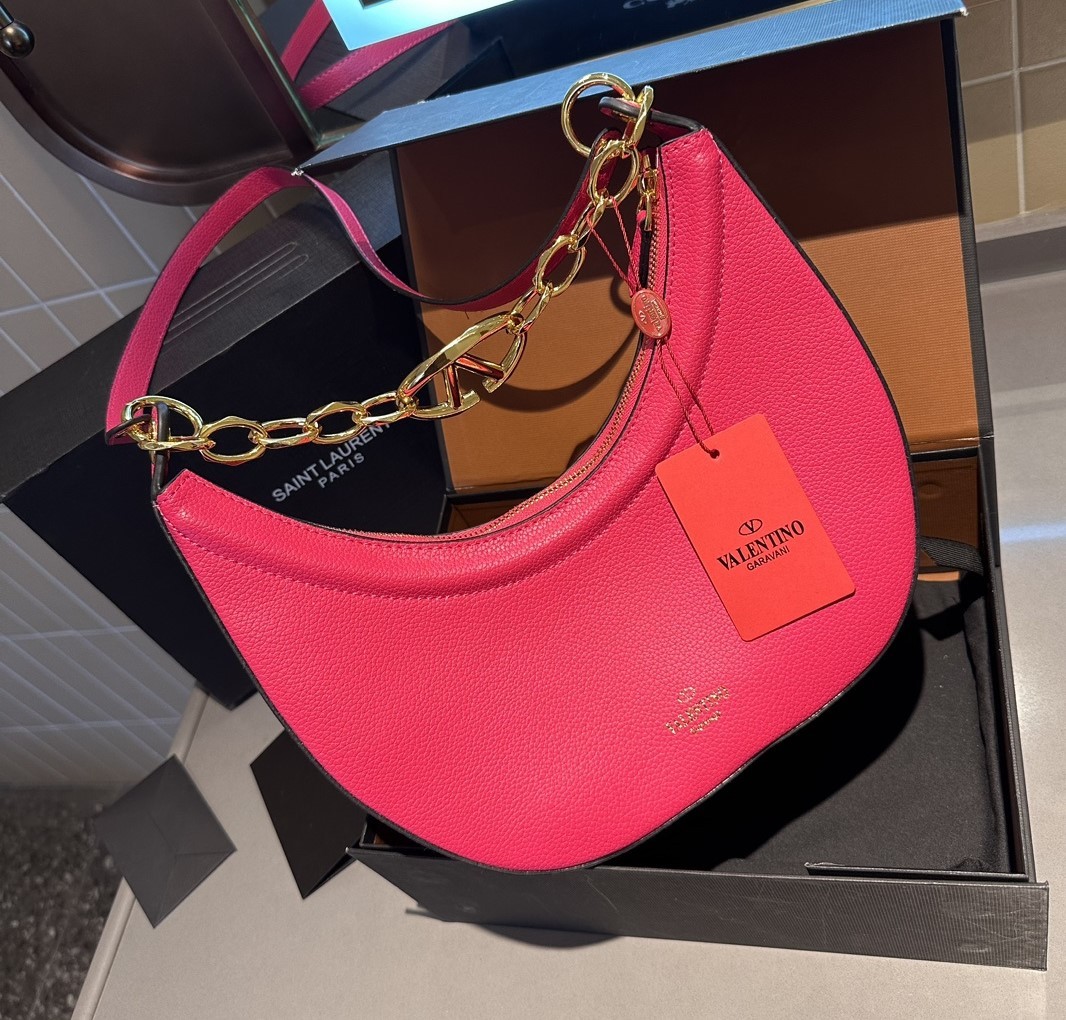 valen GARAVANI SMALL V LOGO GATE LEATHER TOP HANDLE BAG PINK 24CM