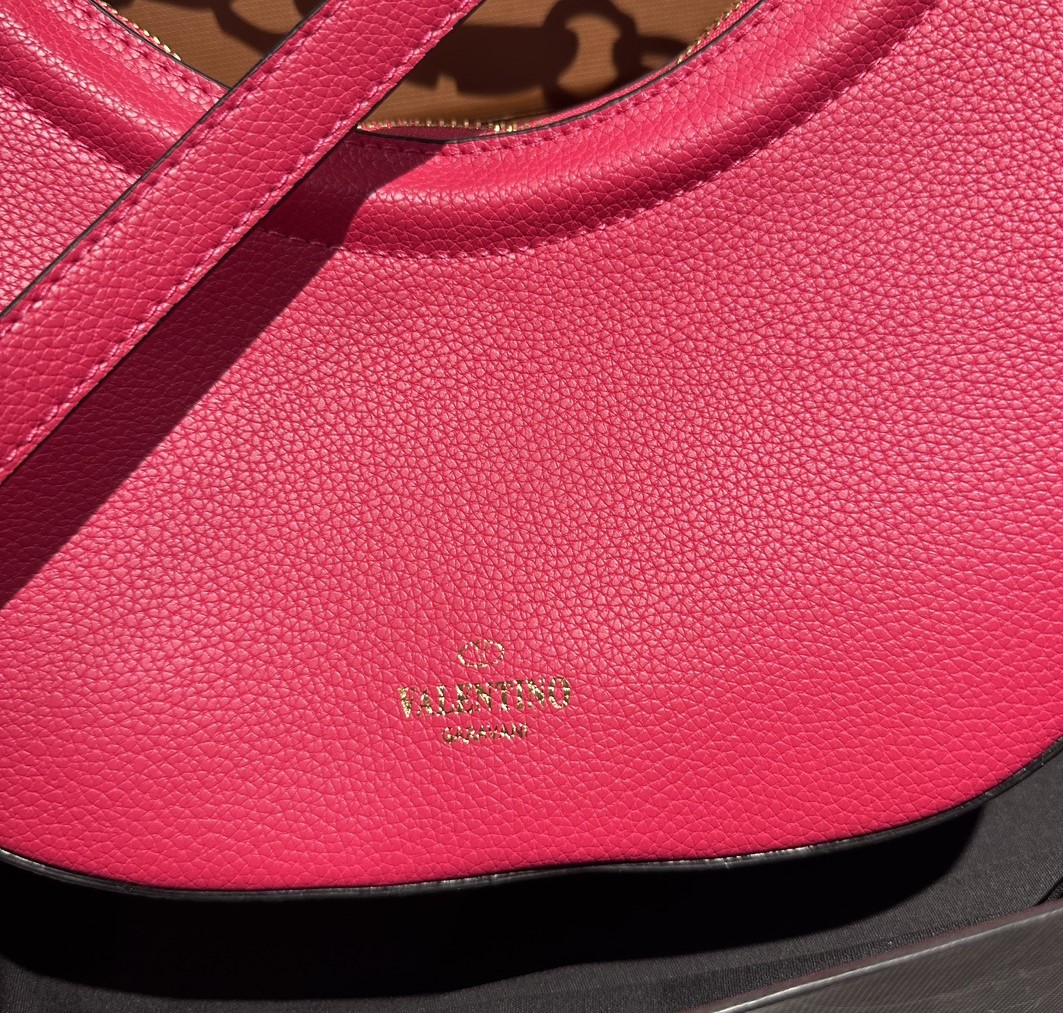 valen GARAVANI SMALL V LOGO GATE LEATHER TOP HANDLE BAG PINK 24CM