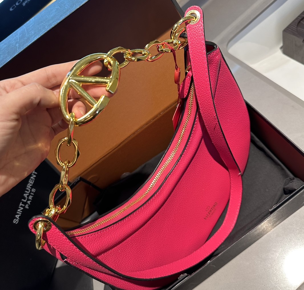 valen GARAVANI SMALL V LOGO GATE LEATHER TOP HANDLE BAG PINK 24CM