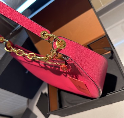 valen GARAVANI SMALL V LOGO GATE LEATHER TOP HANDLE BAG PINK 24CM