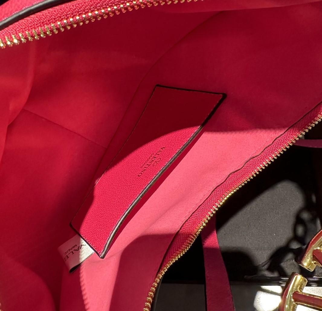 valen GARAVANI SMALL V LOGO GATE LEATHER TOP HANDLE BAG PINK 24CM