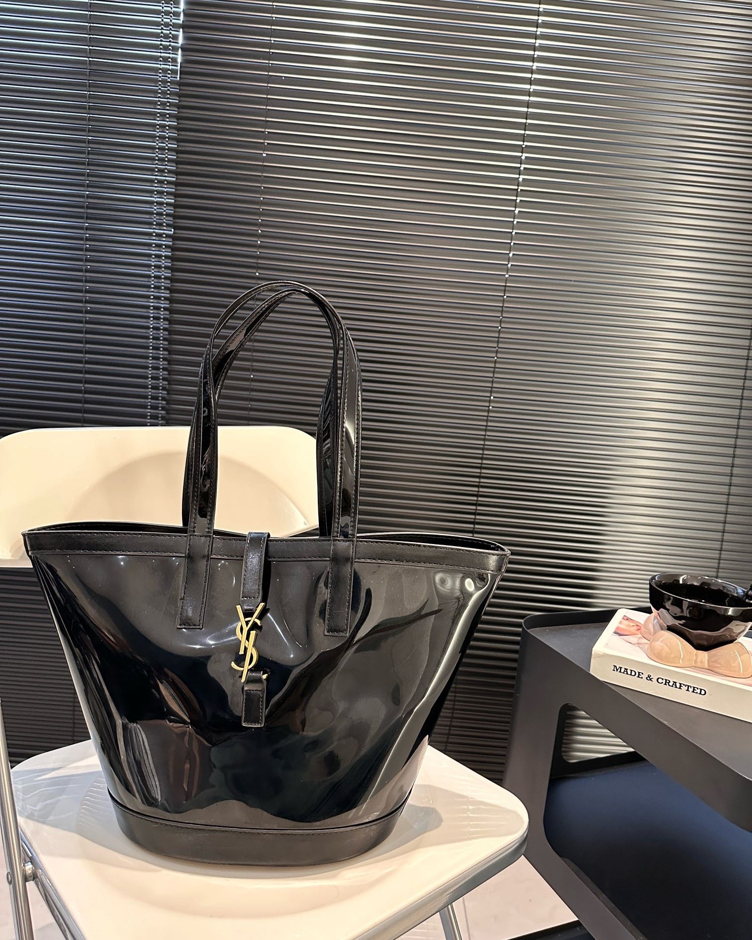 YSL PANIER MEDIUM IN VINYL AND SHINY LEATHER BLACK 28CM 773697FAC0X3055