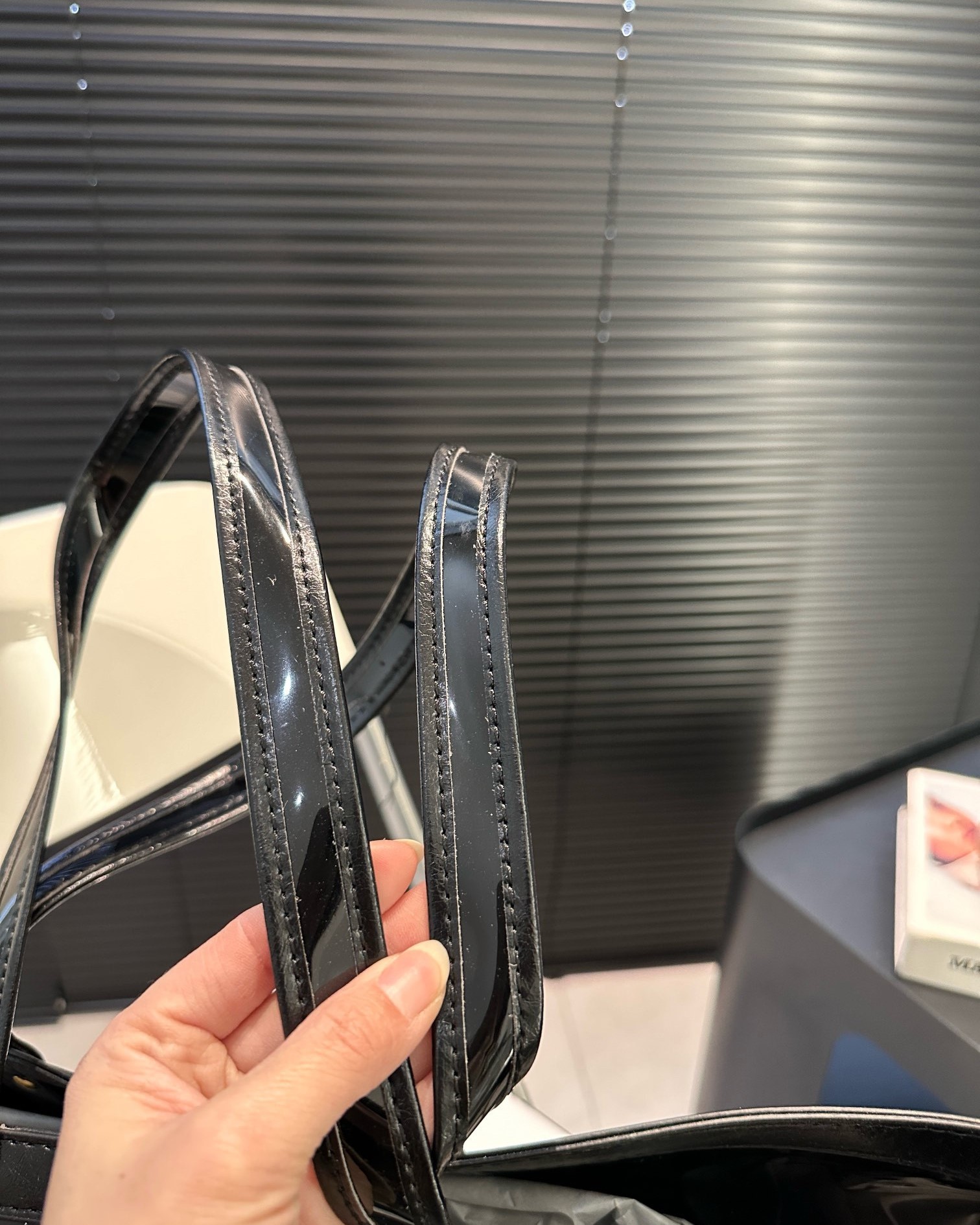 YSL PANIER MEDIUM IN VINYL AND SHINY LEATHER BLACK 28CM 773697FAC0X3055