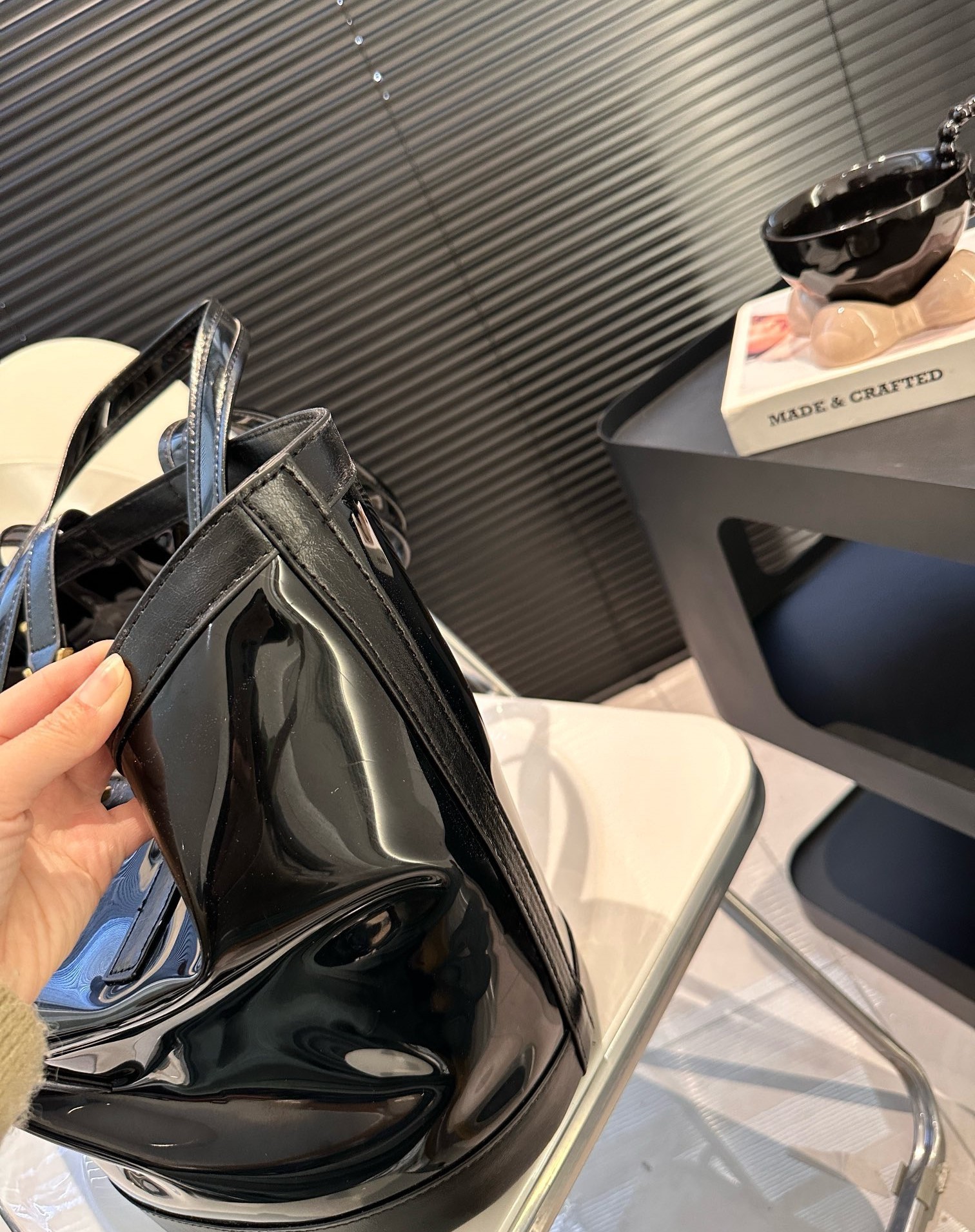 YSL PANIER MEDIUM IN VINYL AND SHINY LEATHER BLACK 28CM 773697FAC0X3055