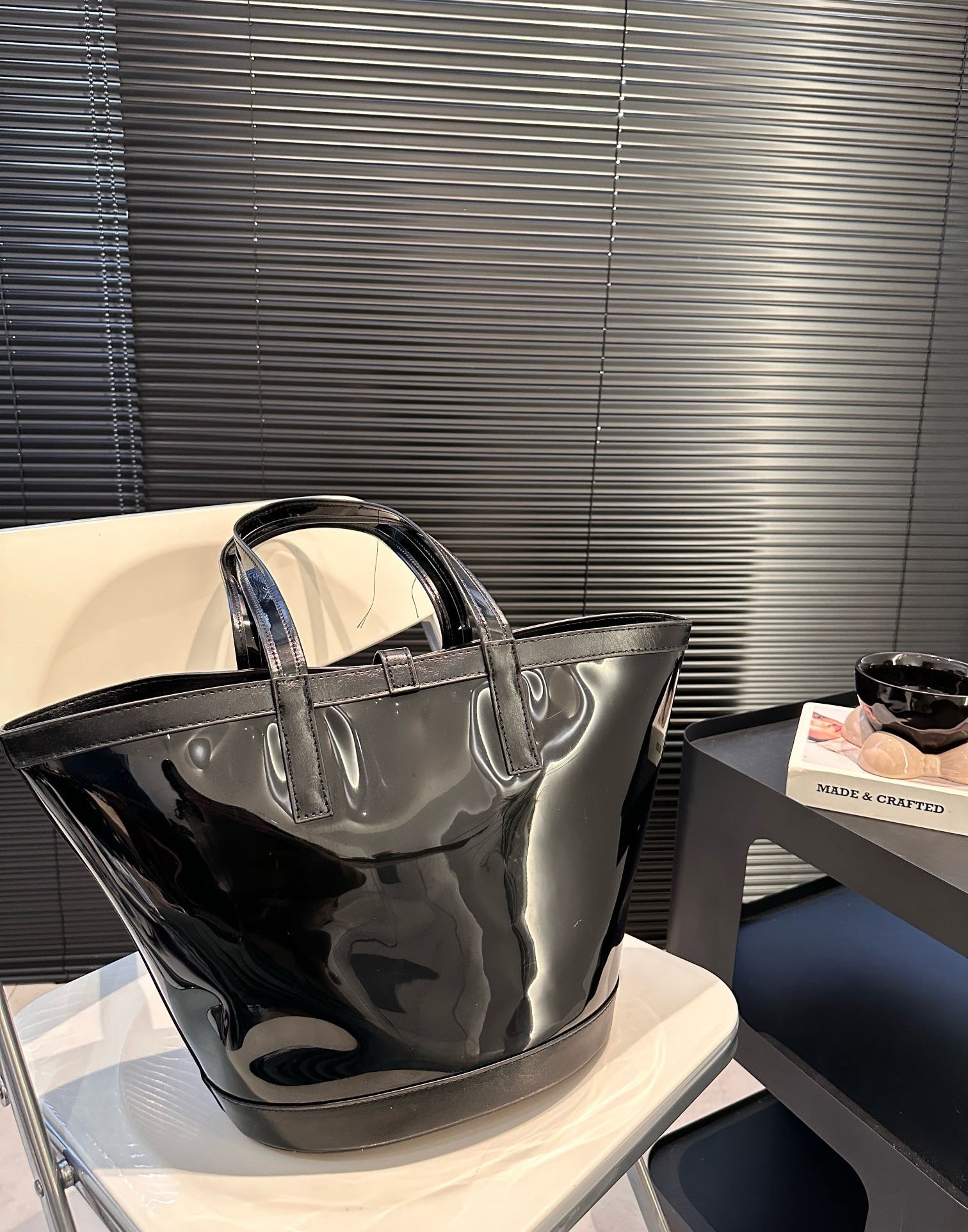 YSL PANIER MEDIUM IN VINYL AND SHINY LEATHER BLACK 28CM 773697FAC0X3055