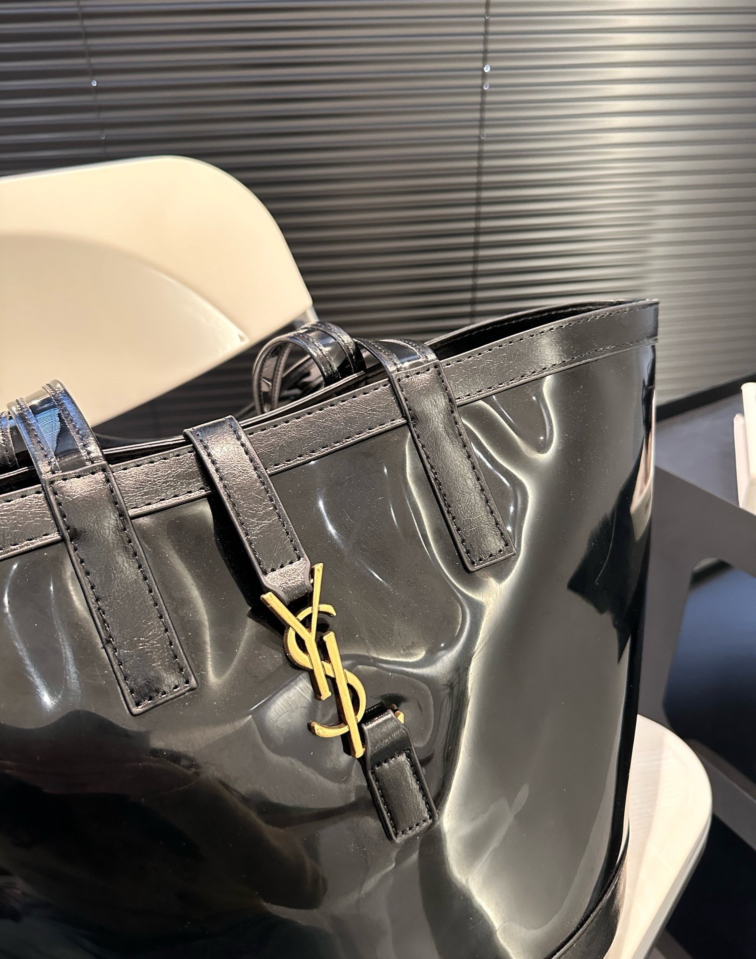 YSL PANIER MEDIUM IN VINYL AND SHINY LEATHER BLACK 28CM 773697FAC0X3055