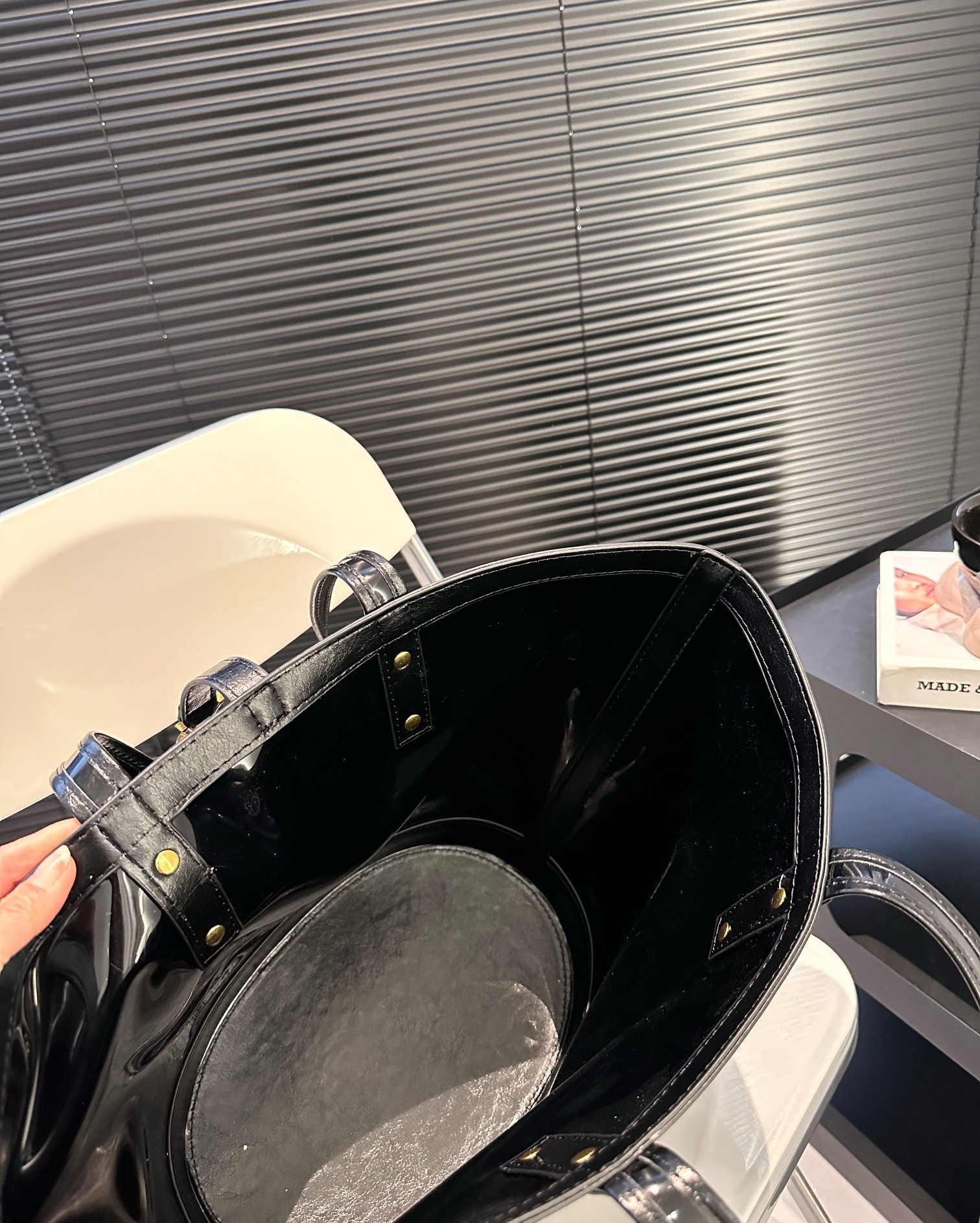 YSL PANIER MEDIUM IN VINYL AND SHINY LEATHER BLACK 28CM 773697FAC0X3055