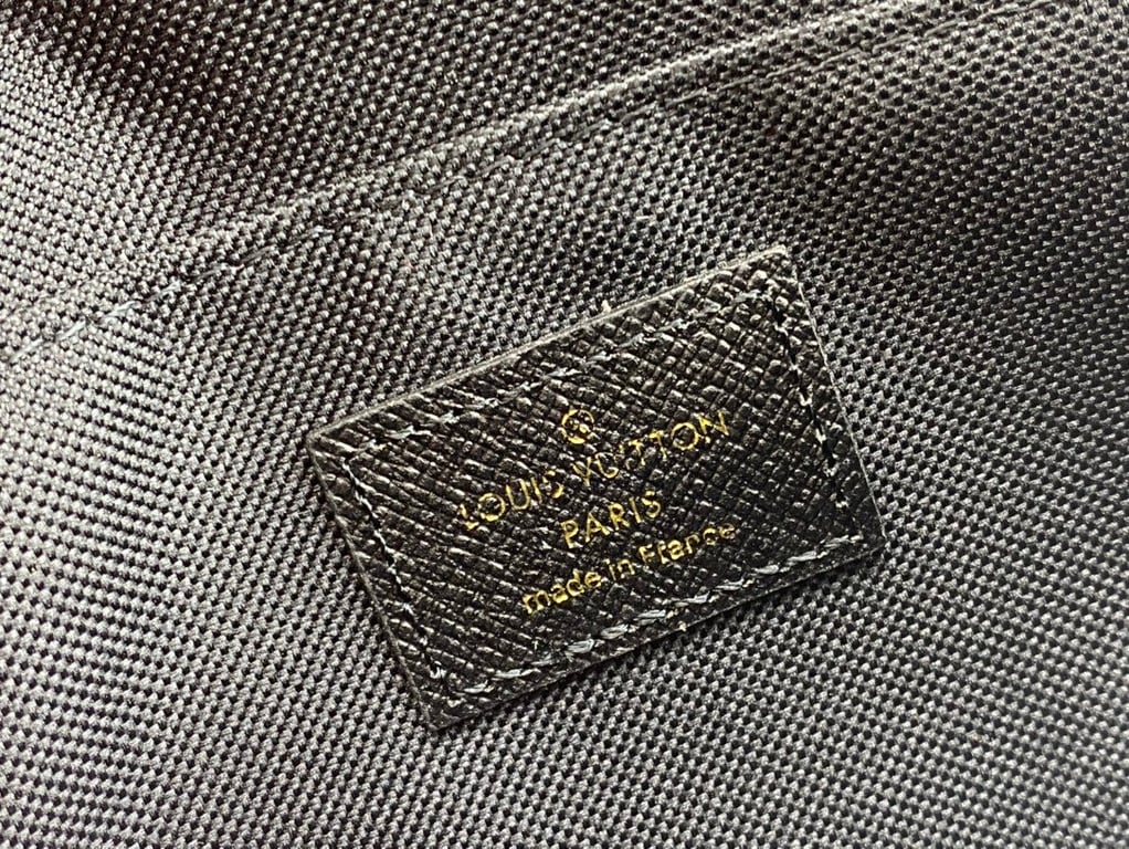 LUV POCHETTE FELICE AMARANTE MONOGRAM VERNIS BLACK 21CM