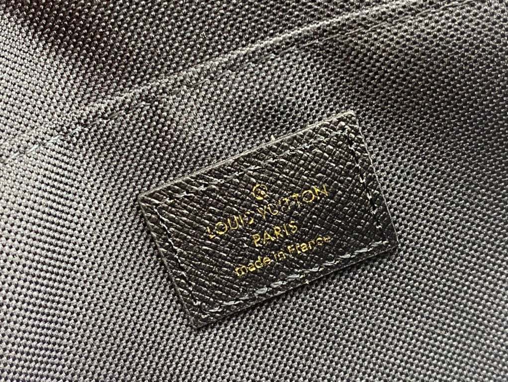 LUV POCHETTE FELICE AMARANTE MONOGRAM VERNIS BLACK 21CM