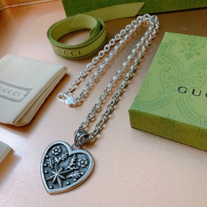 GG HEART NECKLACE