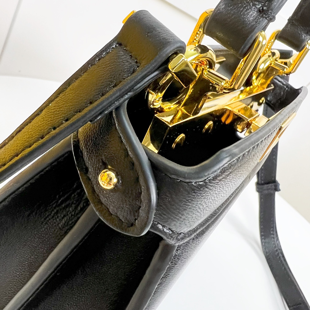 FD PEEKABOO ISEEU PETITE BLACK 8BN335ABVEF0KUR