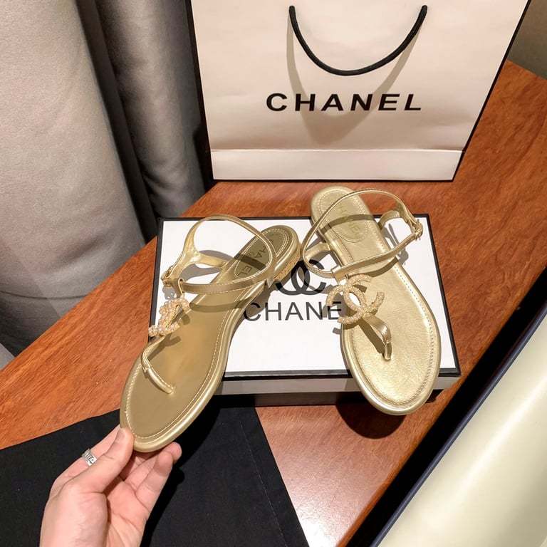 CHL GOLD PEARL CC LOGO GOLDEN THONG SANDALS