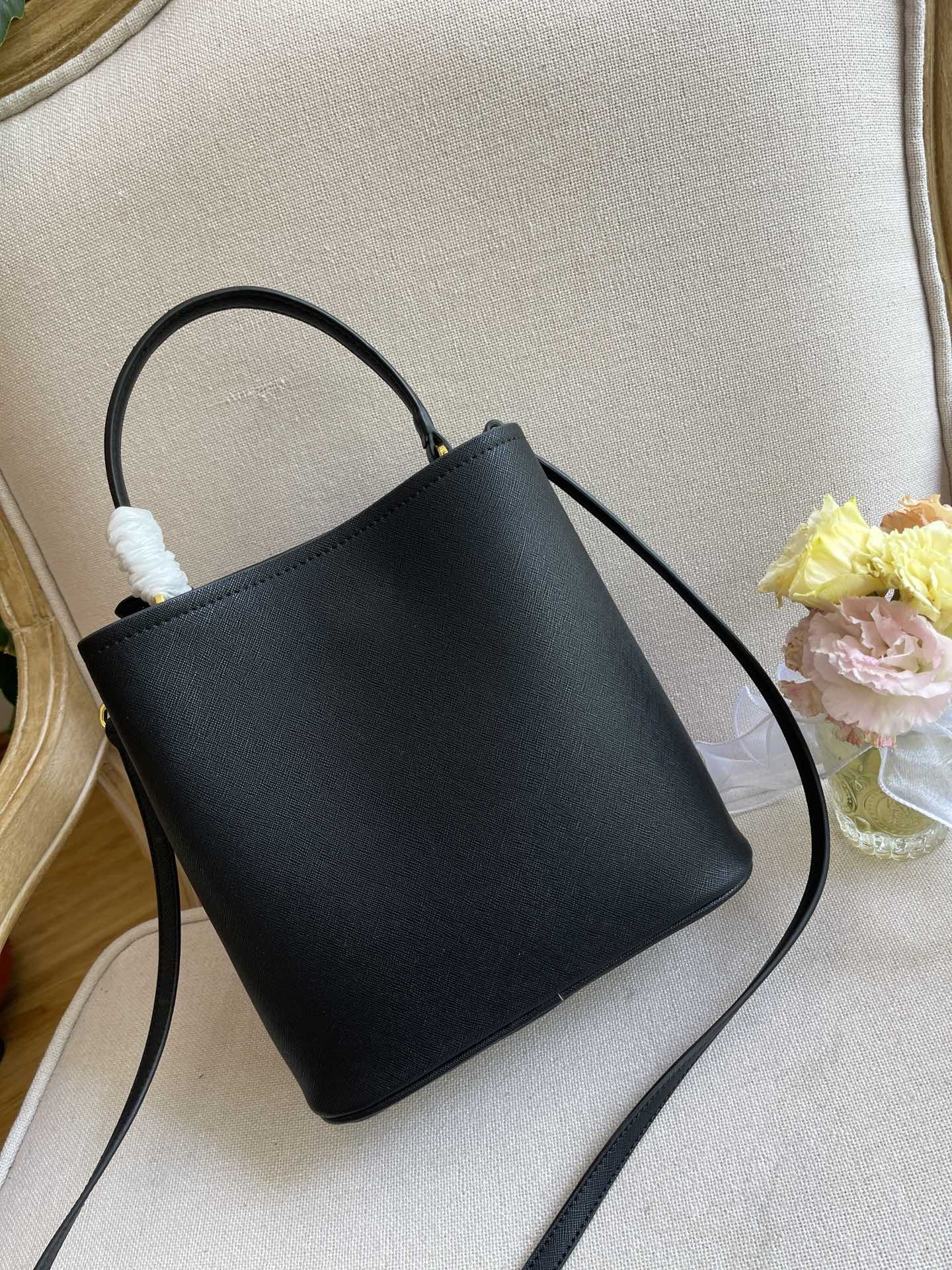 PR MEDIUM SAFFIANO LEATHER PANIER BAG BLACK 1BA2122ERXF0LJ4VOOO