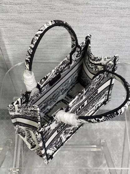 DIR MEDIUM BOOK TOTE WHITE AND BLACK PLAN DE PARIS EMBROIDERY 36CM