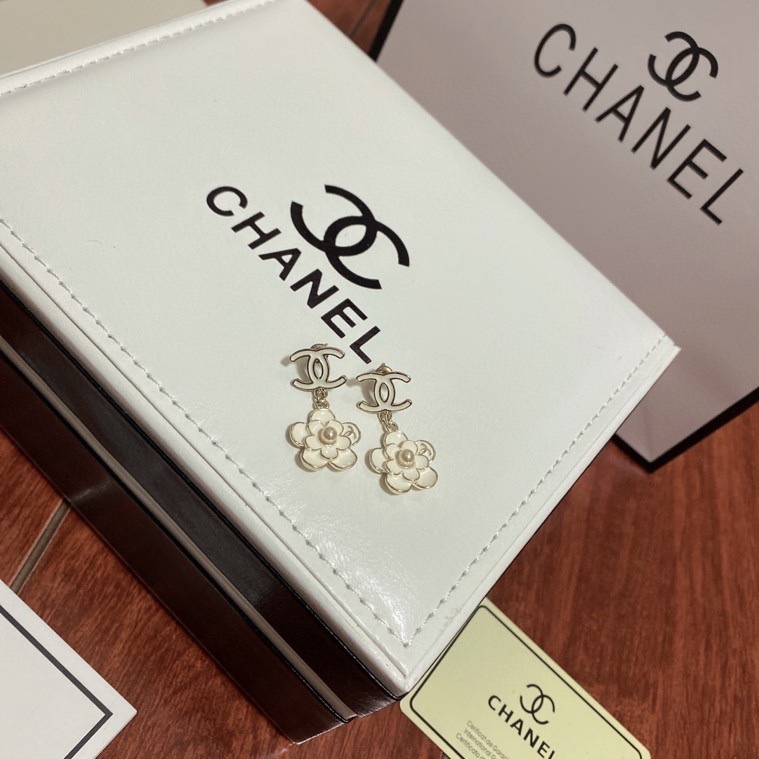 CC FLOWER WHITE EARRINGS