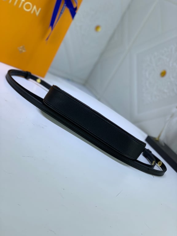 LUV EASY POUCH ON STRAP BLACK 19CM