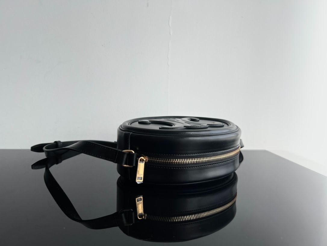 CE CROSSBODY OVAL PURSE CUIR TRIOMPHE IN SMOOTH CALFSKIN BLACK 10I703DPQ38NO