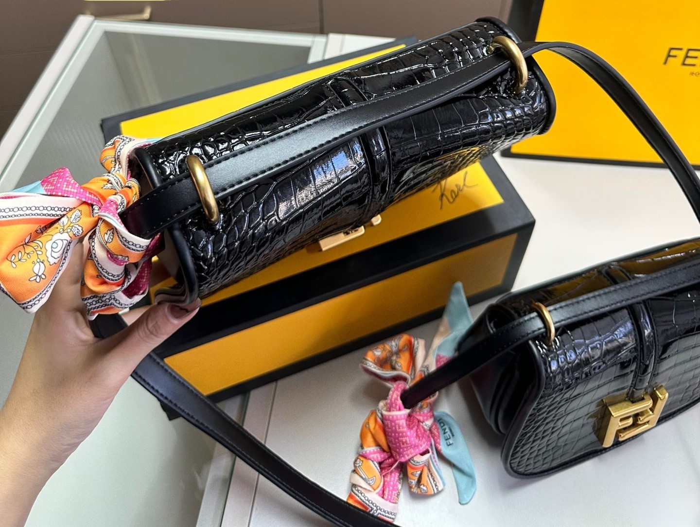 FD C’MON MEDIUM CROCODILE AND LEATHER BAG BLACK 25CM 8BT366AQ18F04TX