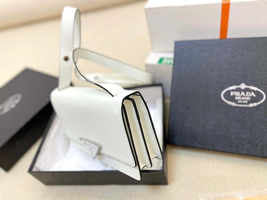 PR EMBLEME BRUSHED-LEATHER BAG WHITE 1BD321_ZO6_F0PG7_V_OTO