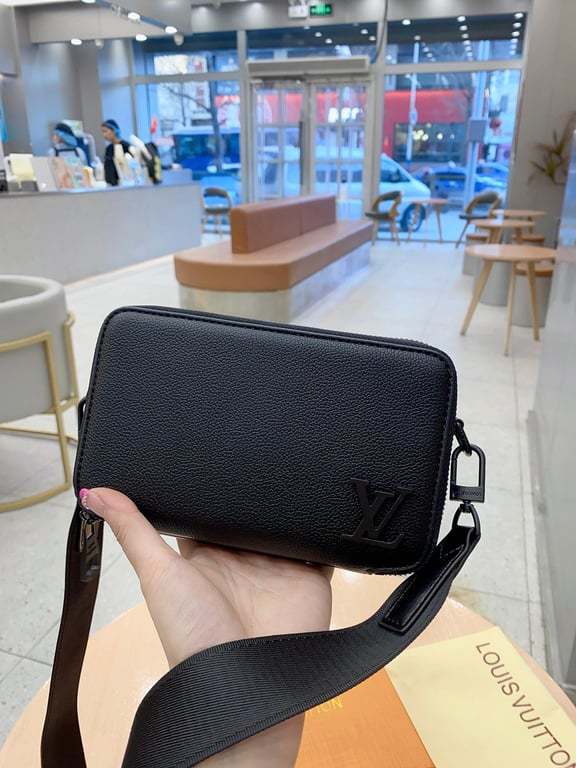 LUV ALPHA WEARABLE WALLET BLACK 18CM M59161