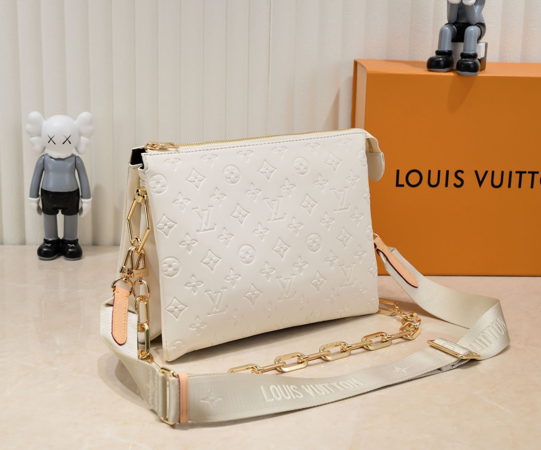 LV COUSSIN PM CREAM 26CM M57793