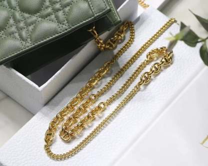 dir CARO ZIPPED POUCH WITH CHAIN CEDAR GREEN S5106UWHC_M67H