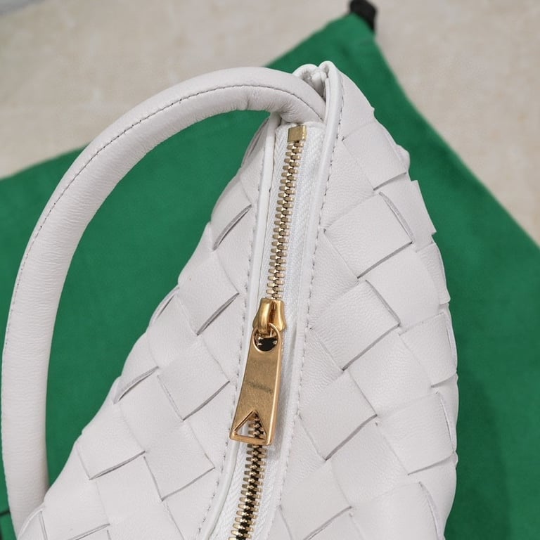 BOTTEGA VENETA MEDIUM TURN POUCH IN INTRECCIATO WHITE LEATHER