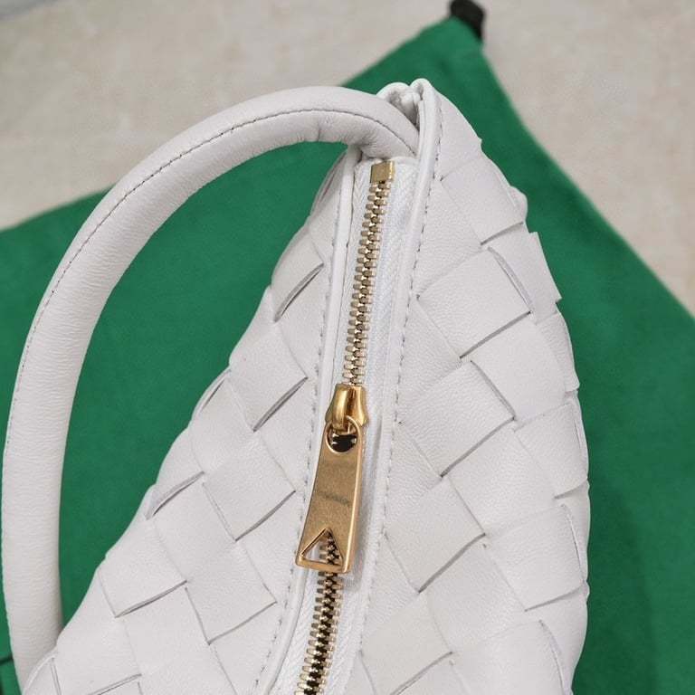 BOTTEGA VENETA MEDIUM TURN POUCH IN INTRECCIATO WHITE LEATHER