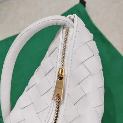 BOTTEGA VENETA MEDIUM TURN POUCH IN INTRECCIATO WHITE LEATHER