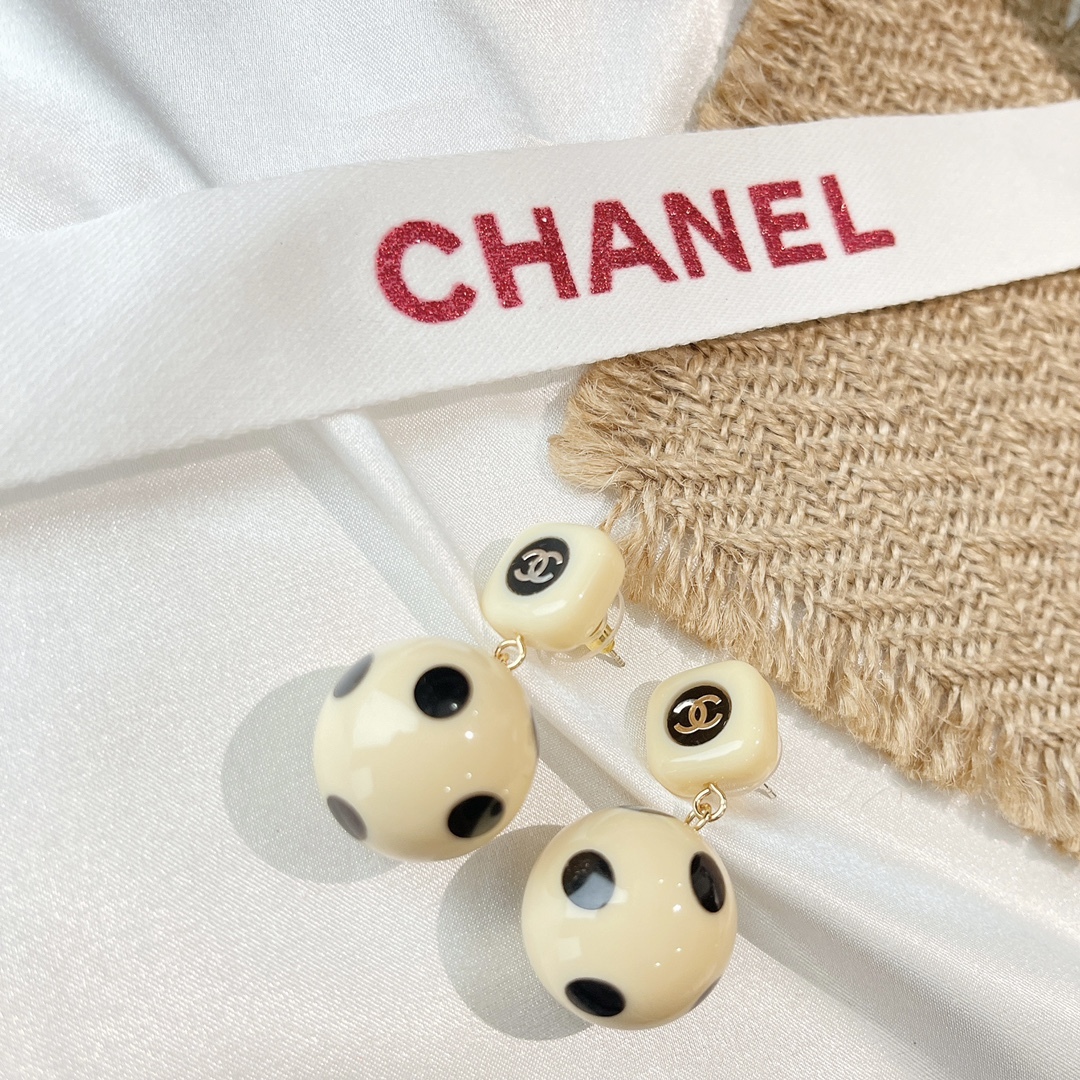 CC BALL BEIGE EARRINGS