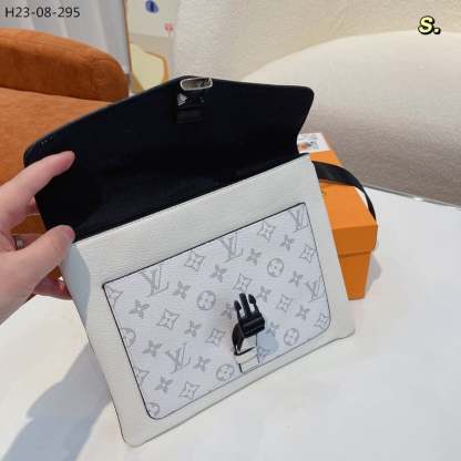 LUV OUTDOOR FLAP MESSENGER MONOGRAM TAIGARAMA 27CM M30411