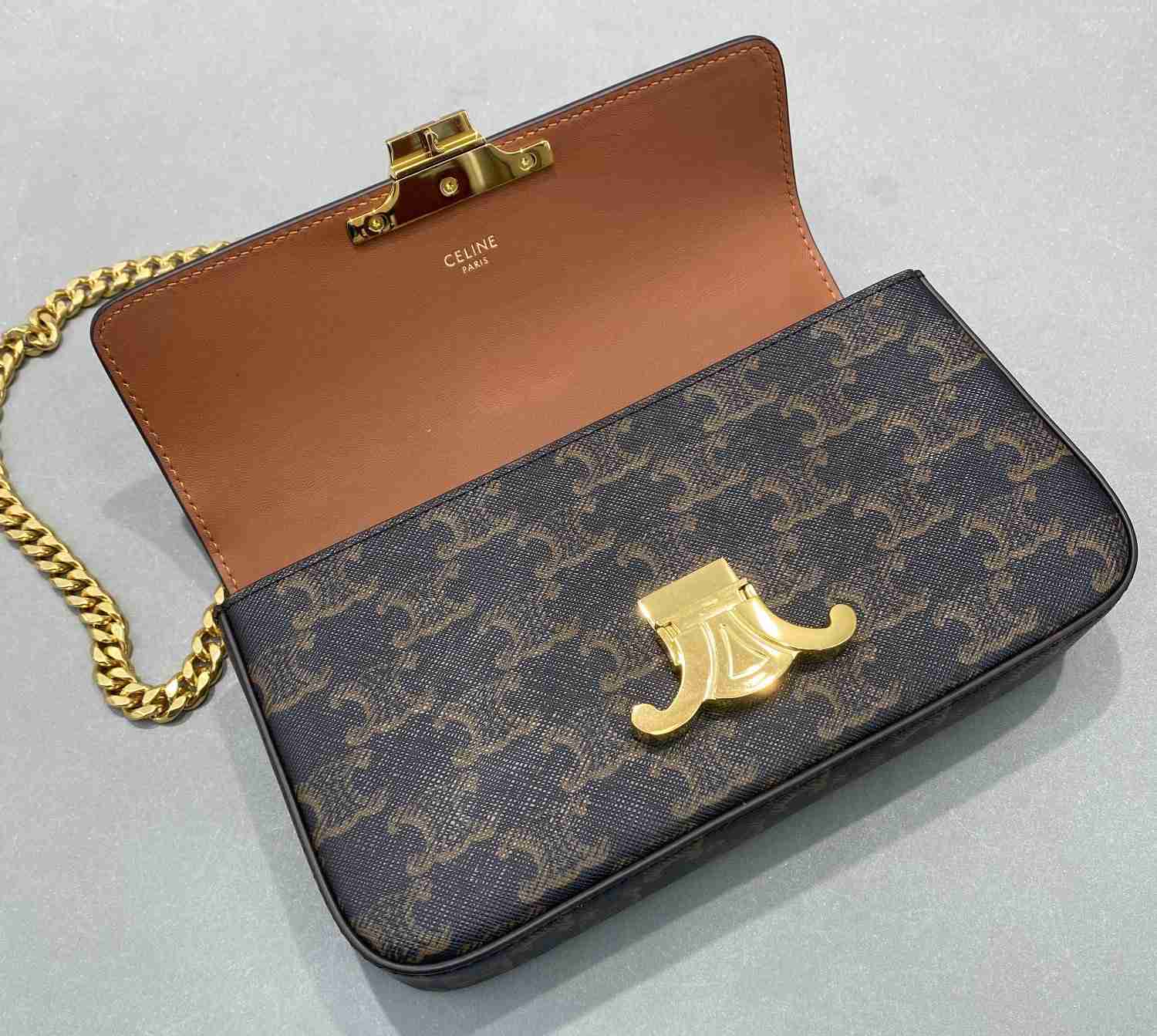 CE CHAIN SHOULDER BAG TRIOMPHE IN TRIOMPHE CANVAS TAN 197992DQW04LU