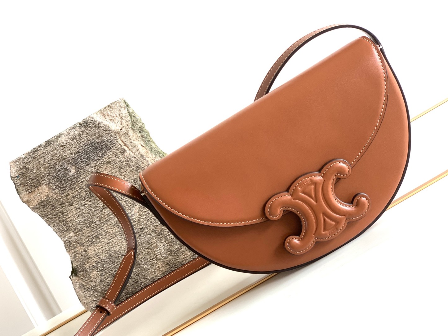 CE BESACE CUIR TRIOMPHE IN SMOOTH CALFSKIN TAN 111233DU304LU