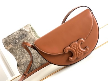 CE BESACE CUIR TRIOMPHE IN SMOOTH CALFSKIN TAN 111233DU304LU