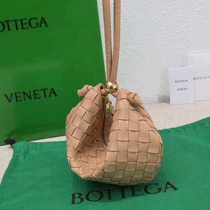 BOTTEGA VENETA MEDIUM TURN POUCH IN INTRECCIATO BEIGE LEATHER