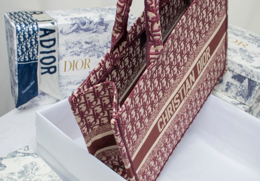 DIR LARGE BOOK TOTE OBLIQUE EMBROIDERY RED 42CM