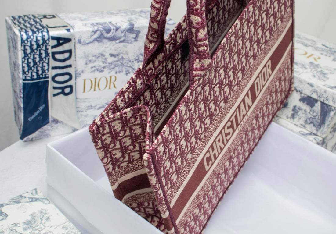 DIR LARGE BOOK TOTE OBLIQUE EMBROIDERY RED 42CM