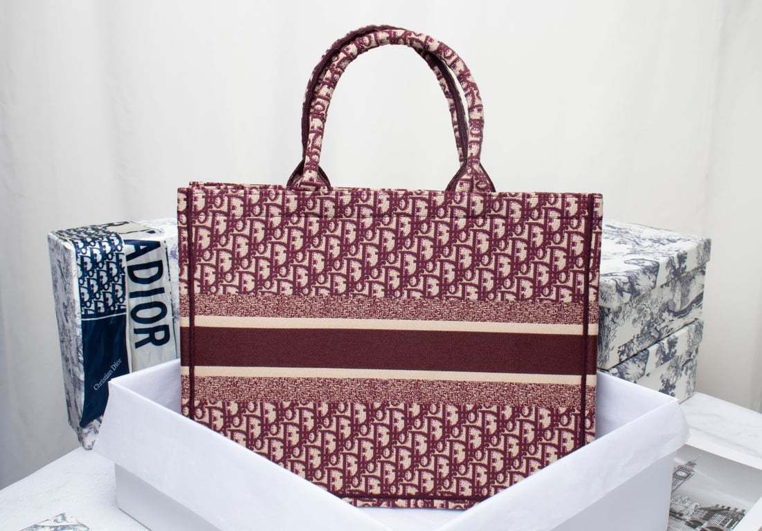 DIR LARGE BOOK TOTE OBLIQUE EMBROIDERY RED 42CM